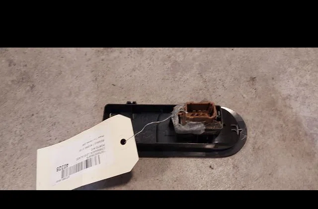 Commande lève-glace porte avant droite Renault SCÉNIC II (JM0-1_) 1.6 16v (jm1r) (2005-2008) occasion