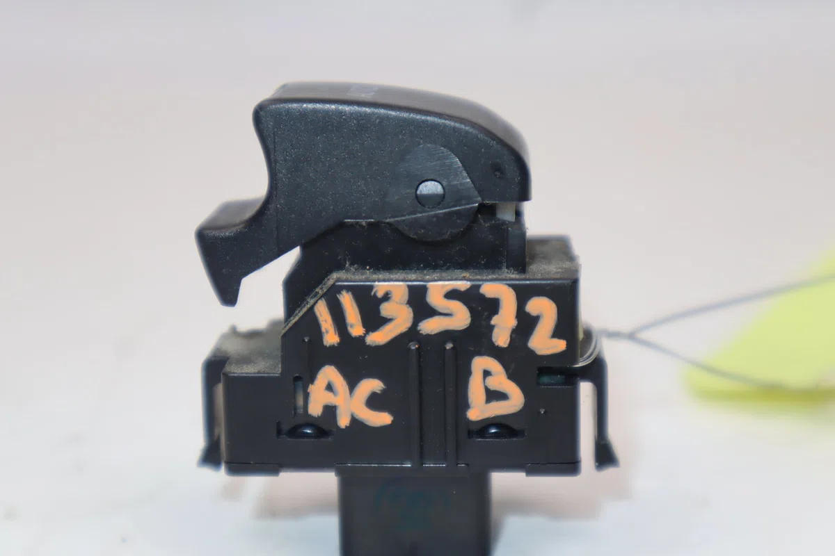 Commande lève-glace porte avant droite Toyota COROLLA (_E12_) 2.0 d-4d (cde120r_, cde120l_) (2002-2006) occasion