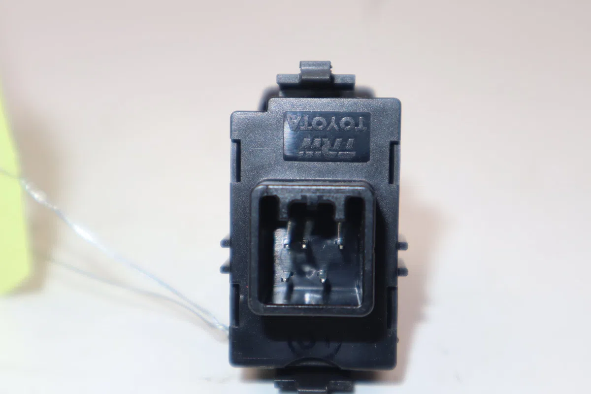 Commande lève-glace porte avant droite Toyota COROLLA (_E12_) 2.0 d-4d (cde120r_, cde120l_) (2002-2006) occasion