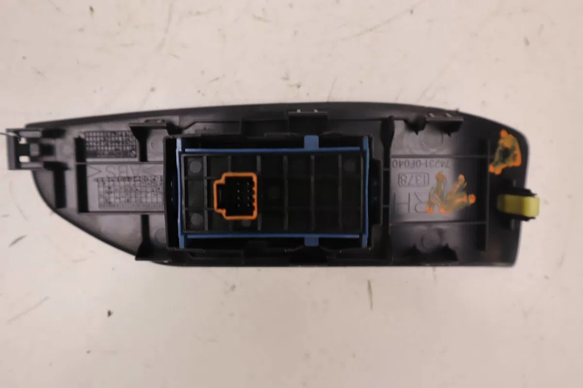 Commande lève-glace porte avant droite Toyota VERSO (_R2_) 1.6 d4-d (war20_) (2013-2018) occasion