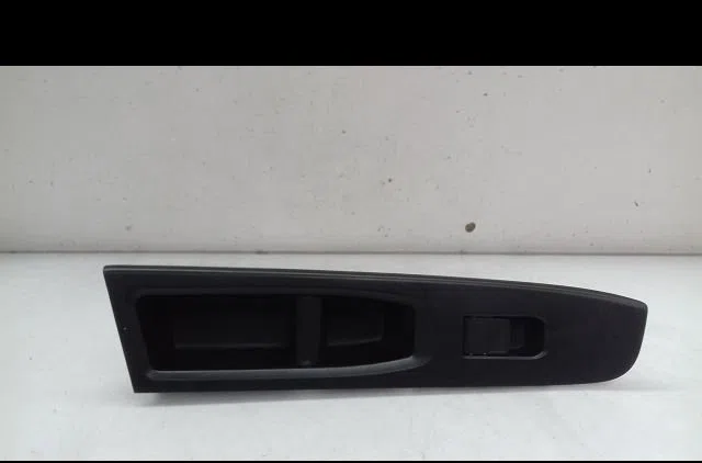 Commande lève-glace porte avant droite Toyota YARIS (_P13_) 1.5 (nsp131_) (2017) occasion