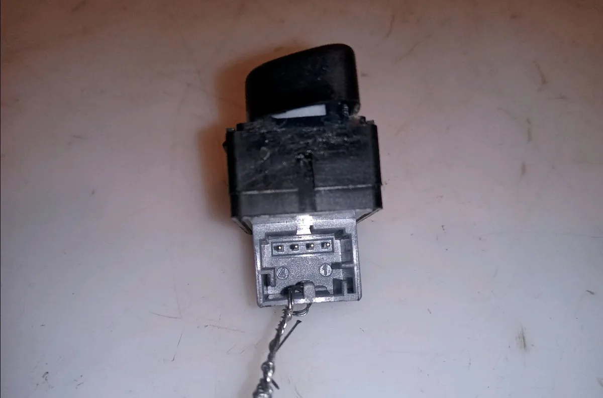 Commande lève-glace porte avant droite Volkswagen POLO (9N_, 9A_) 1.2 12v (2001-2007) 5 portes occasion