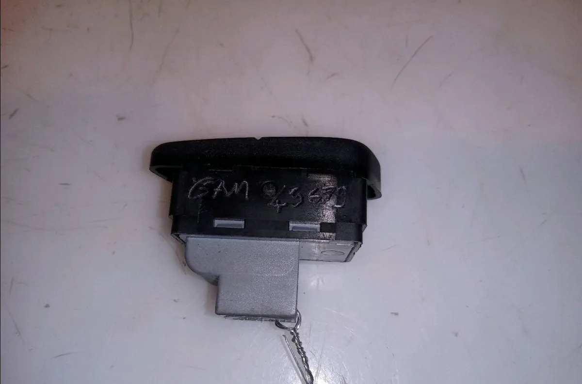 Commande lève-glace porte avant droite Volkswagen POLO (9N_, 9A_) 1.2 12v (2001-2007) 5 portes occasion