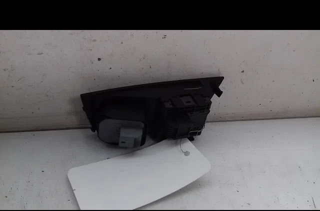 Commande lève-glace porte avant gauche Audi A1 (8X1, 8XK) 1.6 tdi (2011-2015) occasion