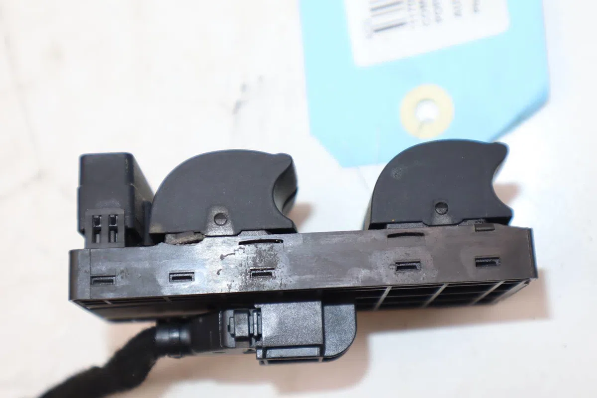 Commande lève-glace porte avant gauche Audi A4 B7 Avant (8ED) 1.8 t (2004-2008) occasion