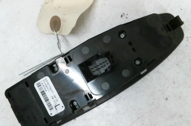 Commande lève-glace porte avant gauche Bmw 1 (F20) 118 d (2011-2015) occasion