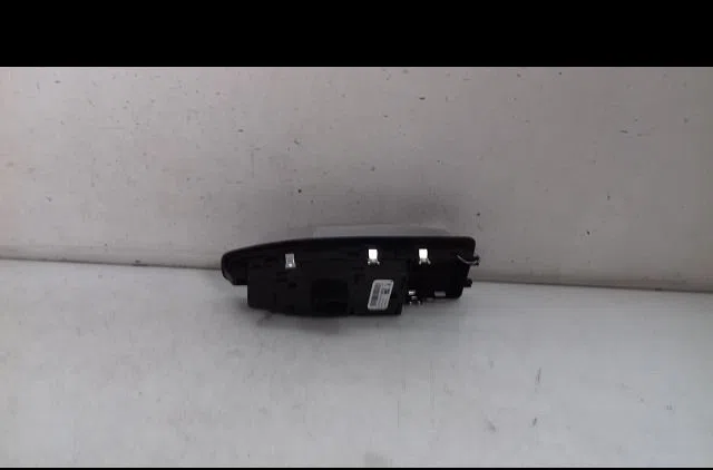 Commande lève-glace porte avant gauche Bmw 1 (F21) 116 d (2011) occasion
