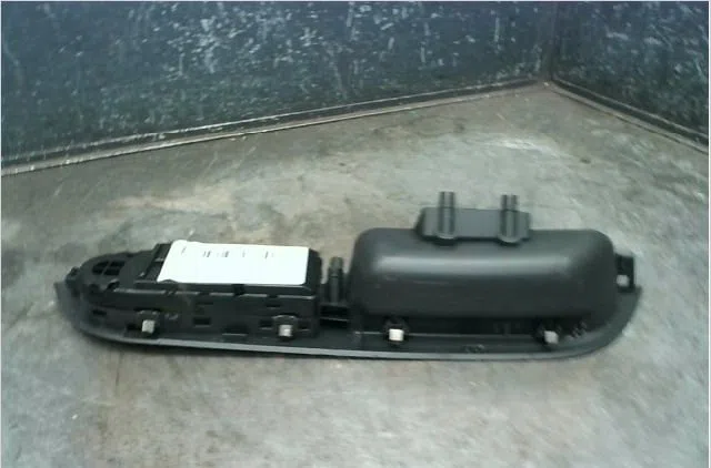 Commande lève-glace porte avant gauche Bmw 5 (E60) 525 d (2004-2010) occasion