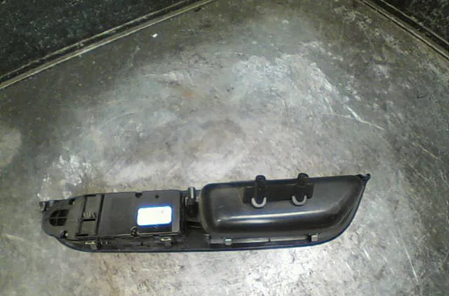 Commande lève-glace porte avant gauche Bmw 5 Touring (E61) 530 d (2004-2005) occasion