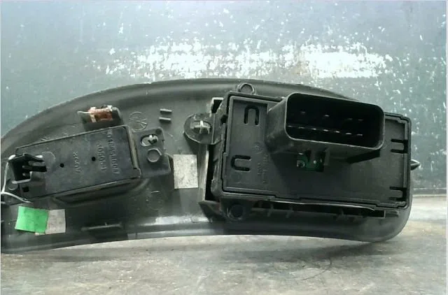 Commande lève-glace porte avant gauche Chrysler VOYAGER IV (RG, RS) 2.8 crd (2004-2008) occasion