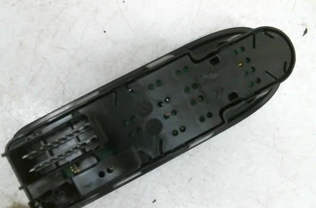 Commande lève-glace porte avant gauche CITROEN C3 1.2 VTI 82 MUSIC TOUCH occasion