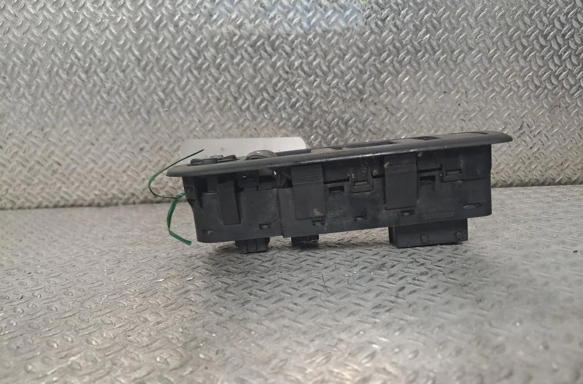 Commande lève-glace porte avant gauche CITROEN C3 2  C3 2 PHASE 1 occasion — photo 2