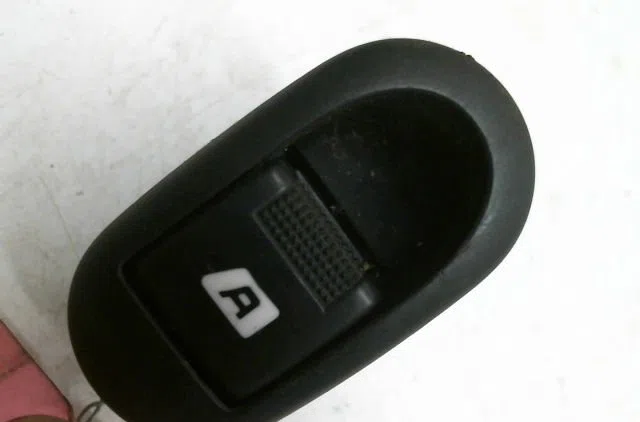 Commande lève-glace porte avant gauche Citroën C3 I (FC_, FN_) 1.4 i (2002-2010) 5 portes occasion