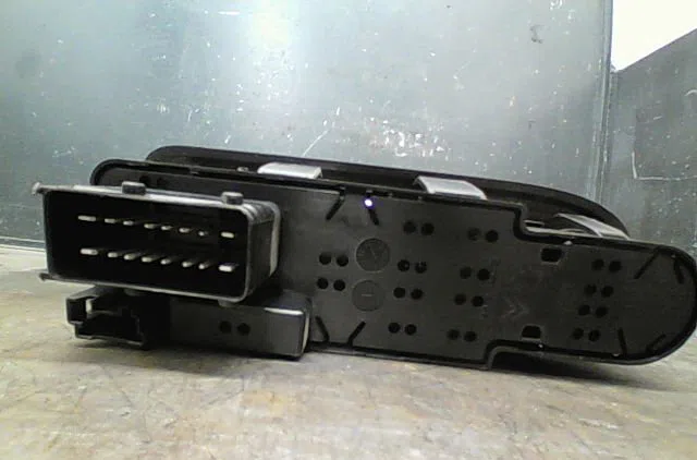 Commande lève-glace porte avant gauche Citroën C3 II (SC_) 1.4 (2009-2016) 5 portes occasion