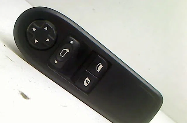 Commande lève-glace porte avant gauche Citroën C3 II (SC_) 1.4 vti 95 (2009) occasion