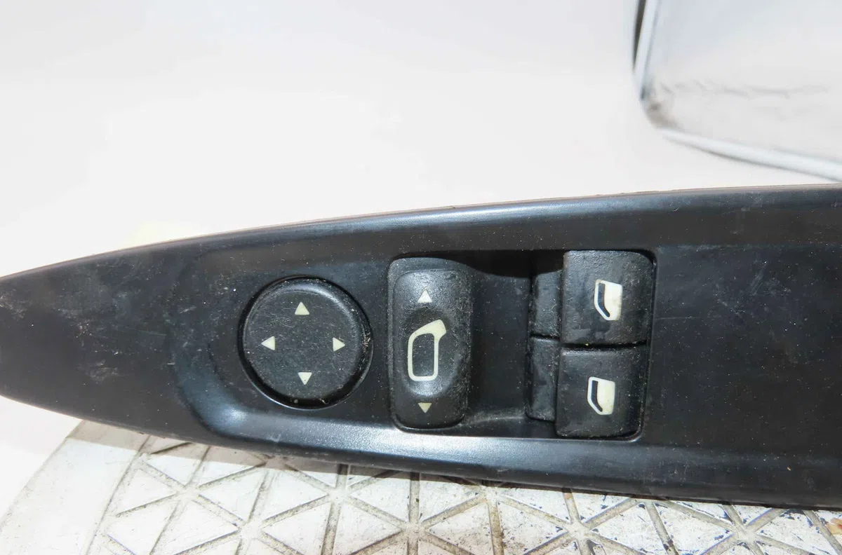 Commande lève-glace porte avant gauche CITROEN C4 I occasion — photo 2