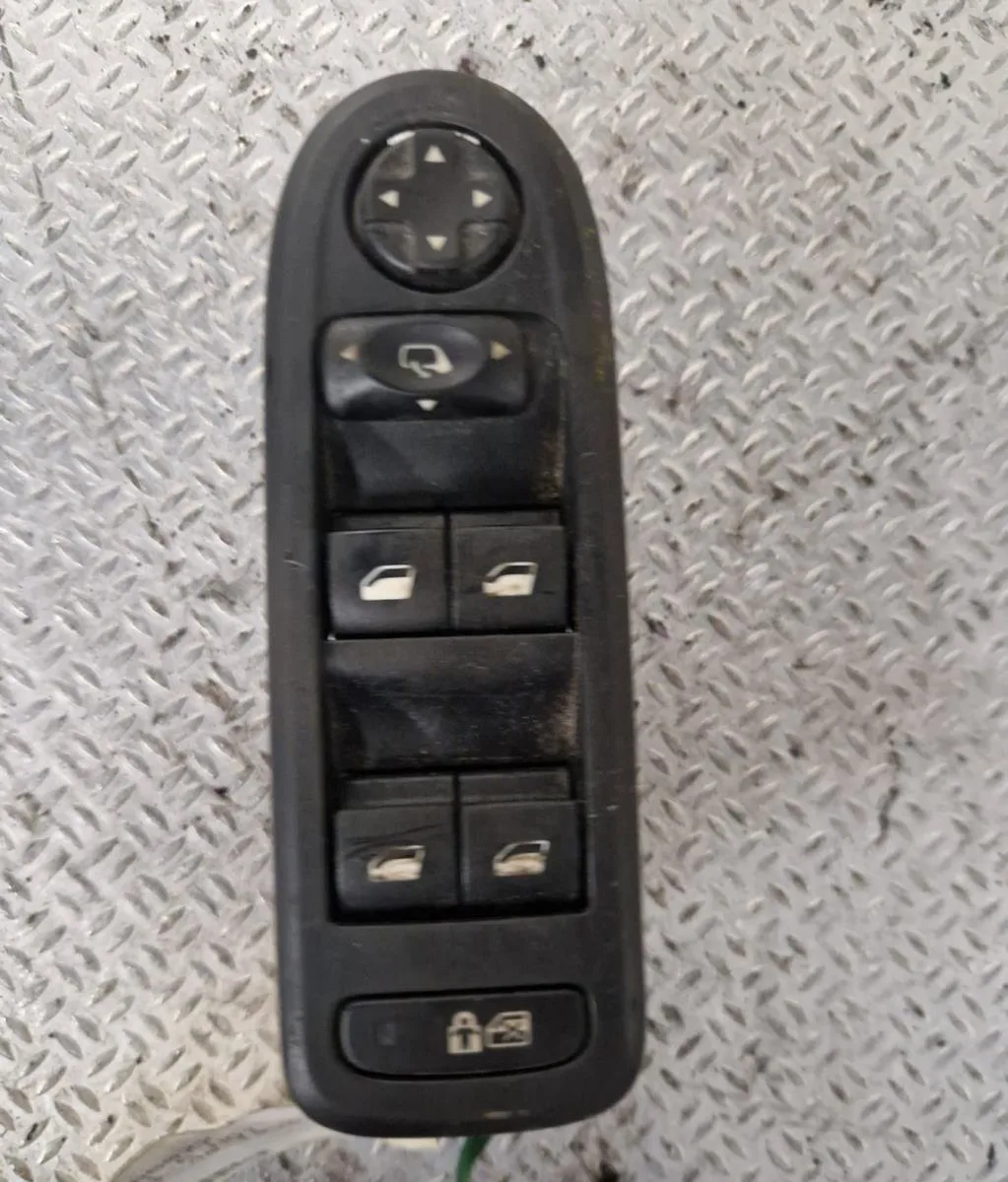 Commande lève-glace porte avant gauche Citroen C5 III Break (RW_) 1.6 hdi 110 (2008) 5 portes occasion