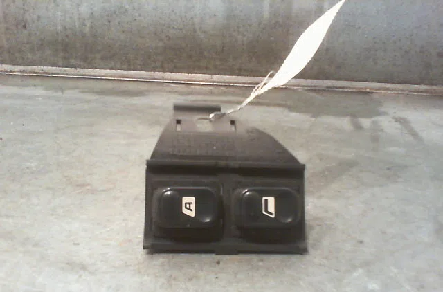 Commande lève-glace porte avant gauche CITROEN XANTIA Phase 1 03-1993--06-1998 occasion