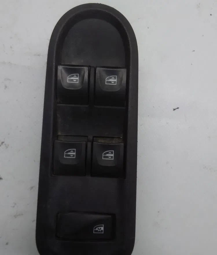 Commande lève-glace porte avant gauche DACIA DUSTER 2016 occasion