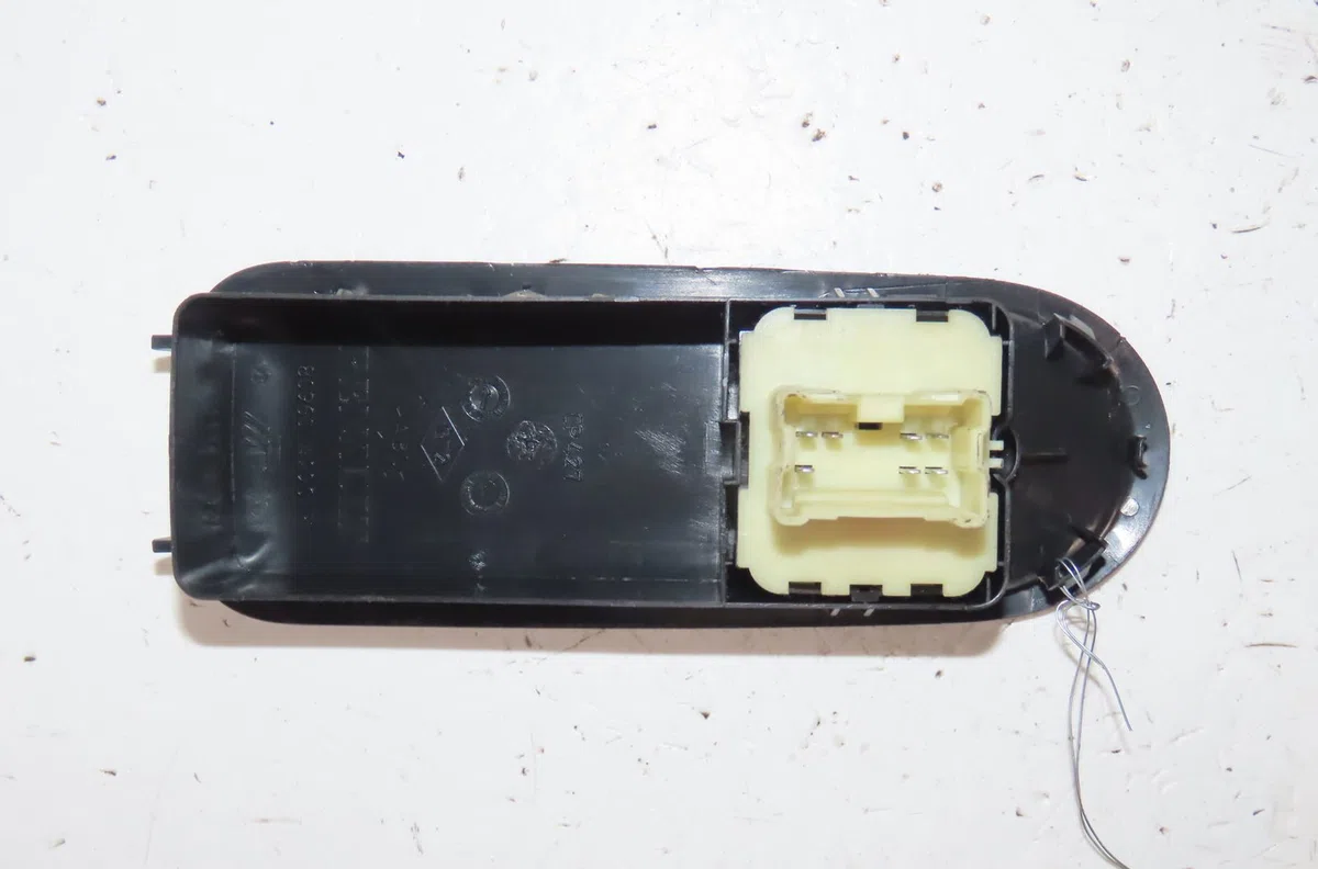 Commande lève-glace porte avant gauche Dacia DUSTER (HS_) 1.6 16v lpg (2011-2018) occasion — photo 2
