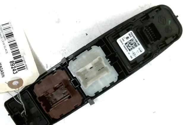 Commande lève-glace porte avant gauche DACIA DUSTER occasion