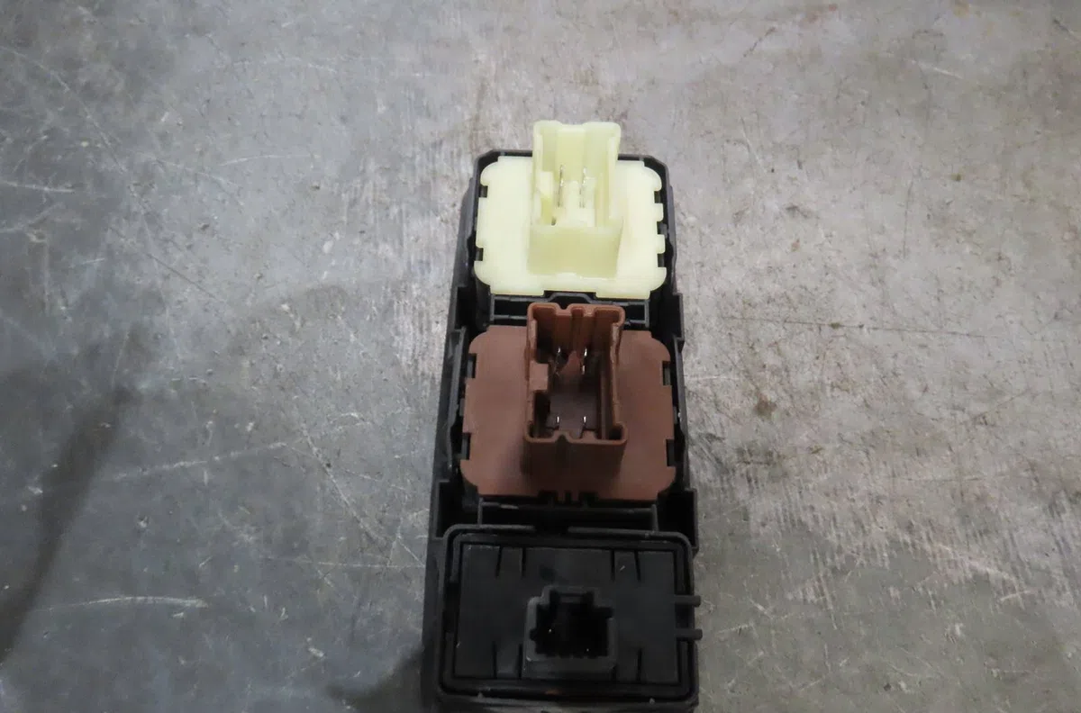 Commande lève-glace porte avant gauche DACIA LODGY 2018 occasion