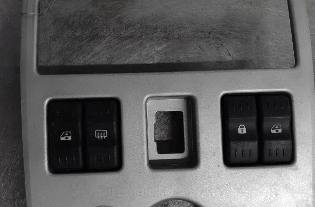 Commande lève-glace porte avant gauche Dacia LOGAN (LS_) 1.6 (lsob, lsod, lsof, lsoh) (2004) occasion — photo 2