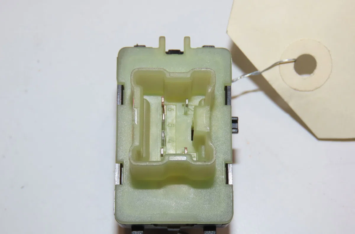 Commande lève-glace porte avant gauche Dacia SANDERO II Tce 90 (b8m1, b8ma) (2012) 5 portes occasion — photo 2