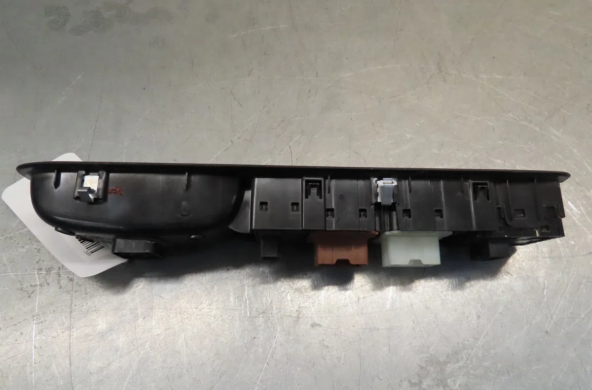 Commande lève-glace porte avant gauche Dacia SANDERO III 1.0 sce 65 (2021) occasion