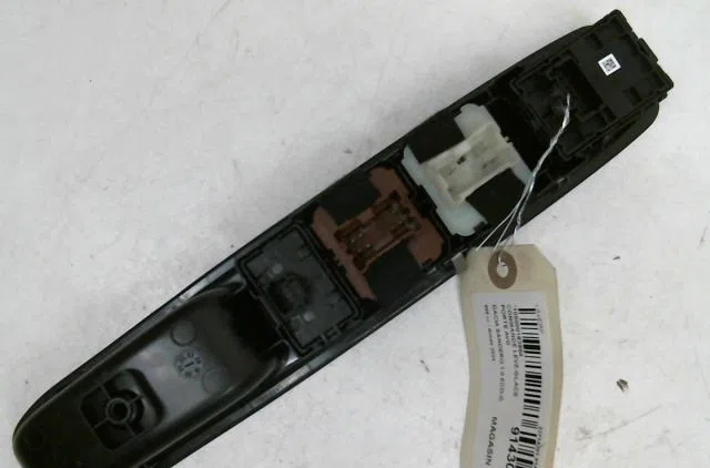 Commande lève-glace porte avant gauche Dacia SANDERO III 1.0 tce 100 eco-g (2021) occasion