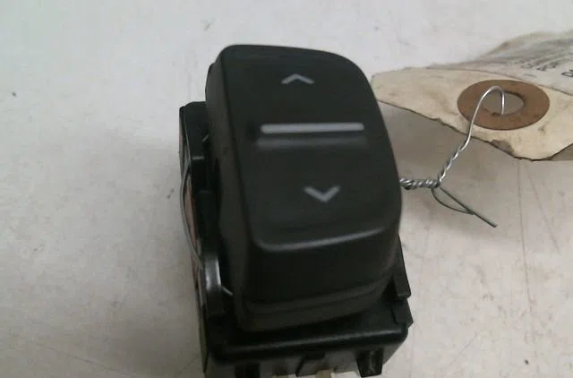 Commande lève-glace porte avant gauche DACIA SANDERO occasion