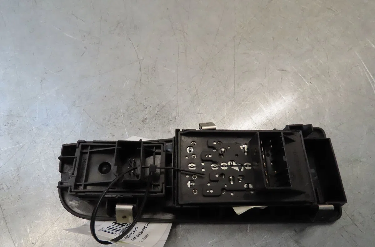 Commande lève-glace porte avant gauche Fiat GRANDE PUNTO (199_) 1.4 (199axb11, 199axb1a, 199bxb1a, 199axl1a) (2005-2015)