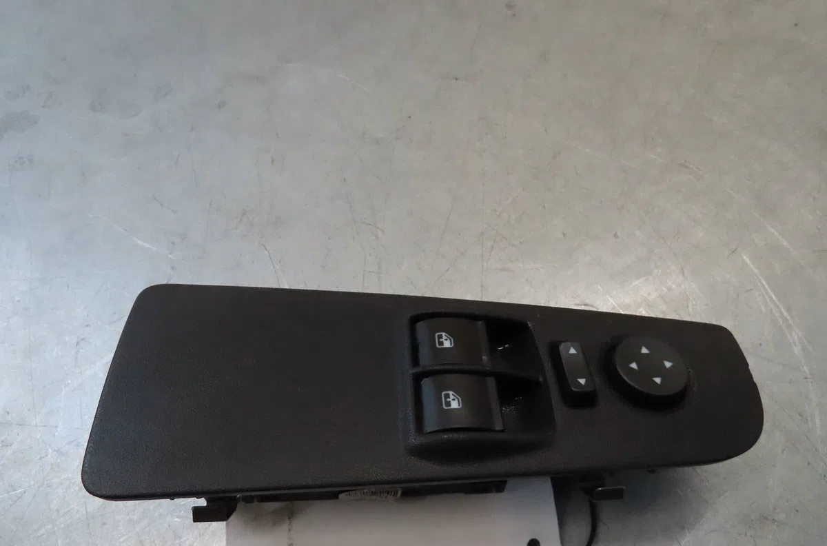 Commande lève-glace porte avant gauche Fiat GRANDE PUNTO (199_) 1.4 (199axb11, 199axb1a, 199bxb1a, 199axl1a) (2005-2015)