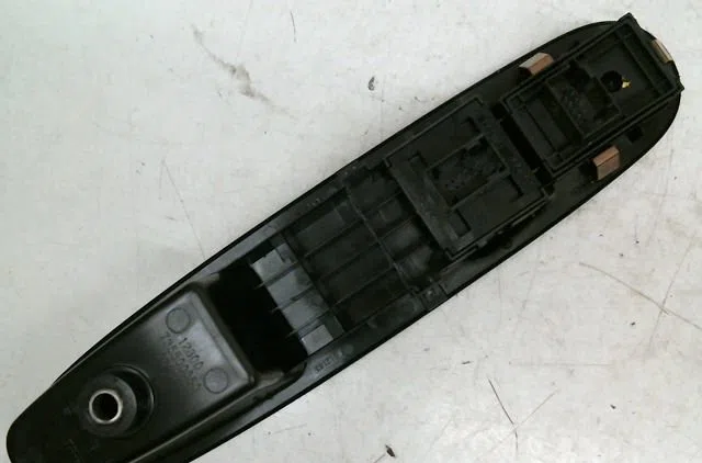 Commande lève-glace porte avant gauche Fiat PUNTO (199_) 1.2 (199axz1a, 199bxz1a) (2012) occasion