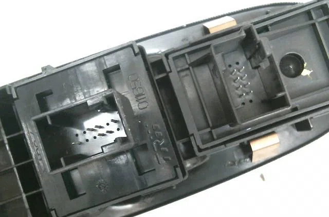 Commande lève-glace porte avant gauche Fiat PUNTO (199_) 1.2 (199axz1a, 199bxz1a) (2012) occasion