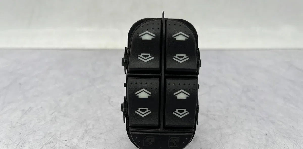 Commande lève-glace porte avant gauche FORD FOCUS 1 BREAK occasion