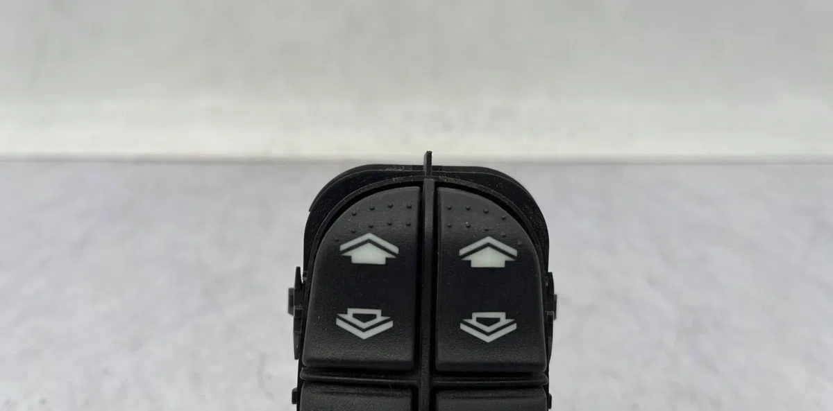 Commande lève-glace porte avant gauche FORD FOCUS 1 BREAK occasion