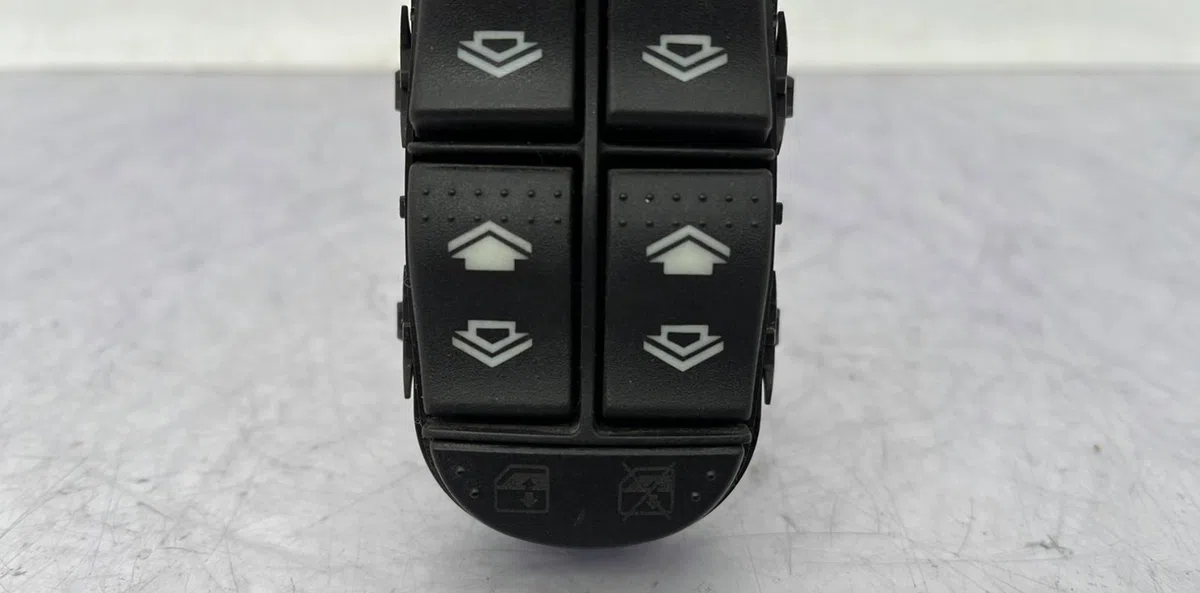 Commande lève-glace porte avant gauche FORD FOCUS 1 BREAK occasion