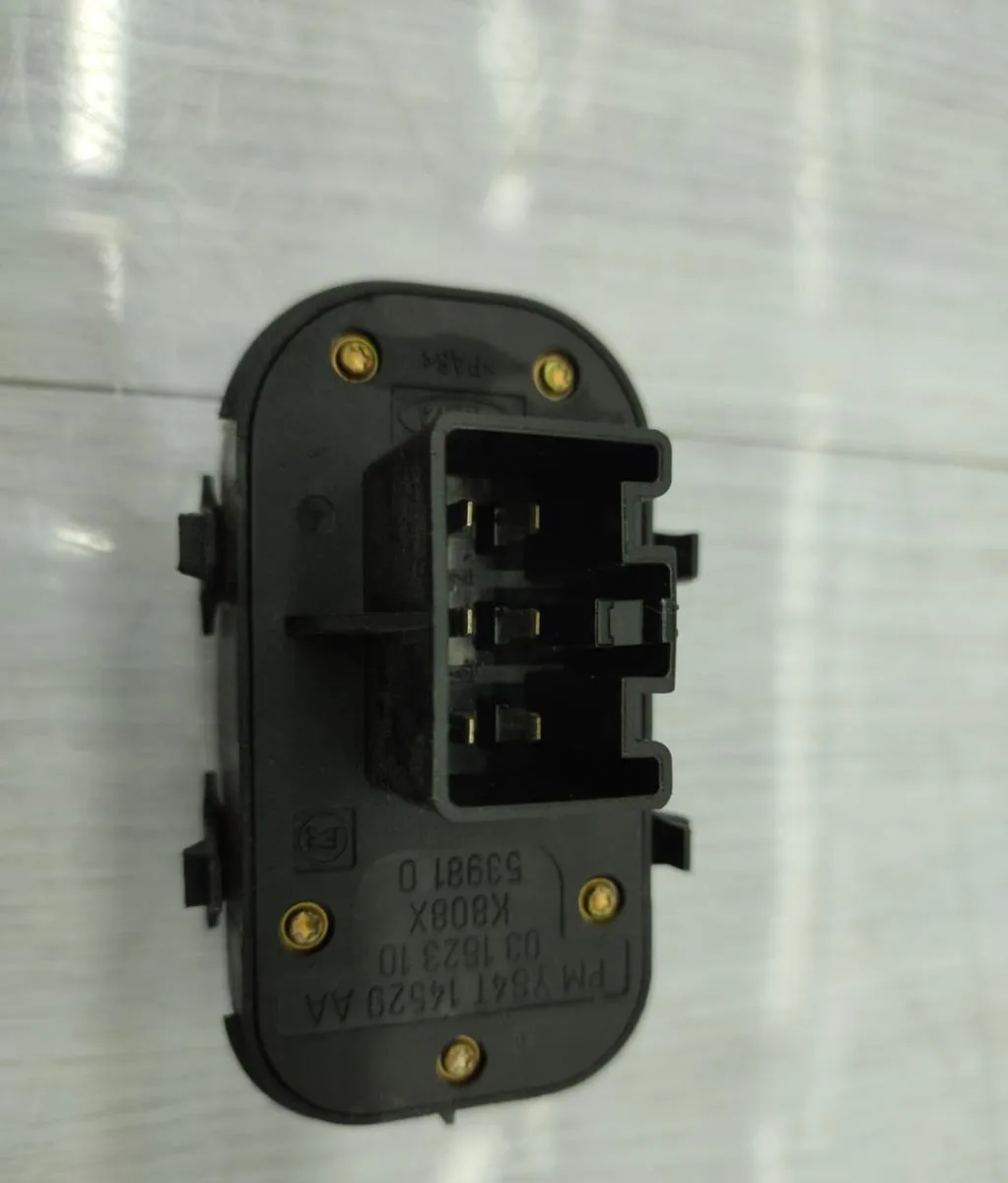 Commande lève-glace porte avant gauche FORD FOCUS 1 BREAK occasion