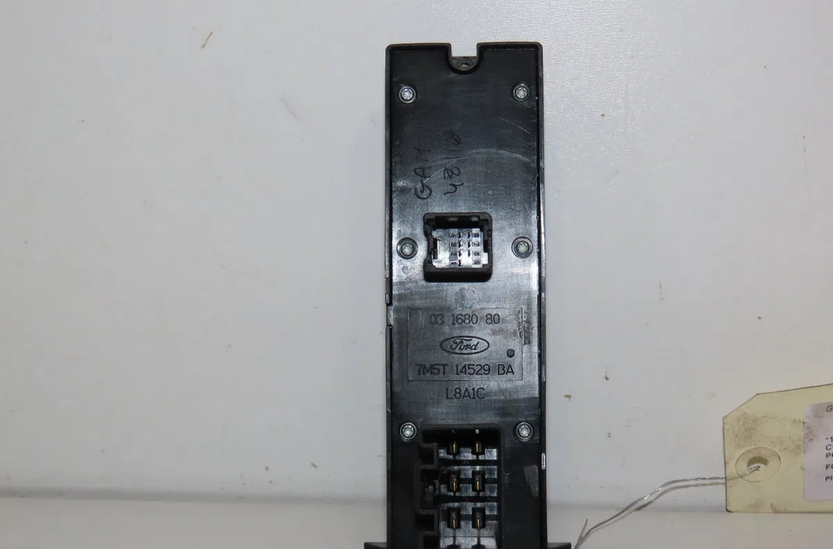 Commande lève-glace porte avant gauche Ford FOCUS II (DA_, HCP, DP) 1.8 tdci (2005-2012) occasion — photo 2