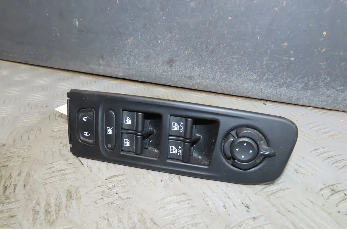 Commande lève-glace porte avant gauche Jeep RENEGADE SUV (BU, B1, BV) 1.0 gse t3 (2018) occasion