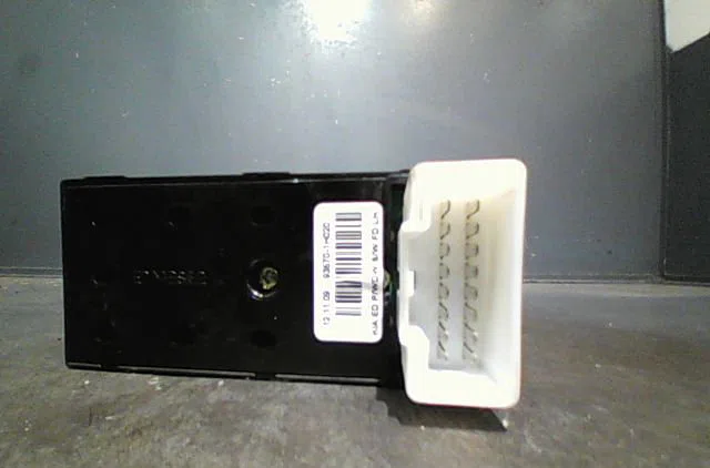 Commande lève-glace porte avant gauche Kia CEE'D SW (ED) 1.6 crdi 115 (2007-2012) occasion