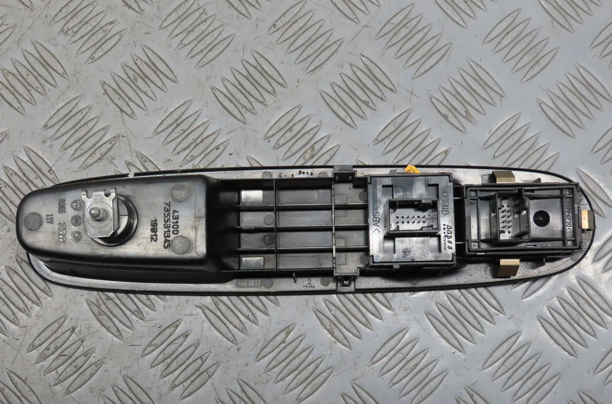 Commande lève-glace porte avant gauche Lancia YPSILON (312_) 0.9 twinair (312.pxg11, 312.pxg1a, 312.yxg11, 312.yxg1a) (2