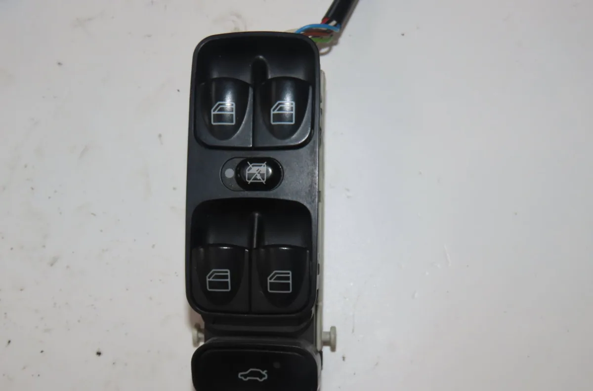 Commande lève-glace porte avant gauche Mercedes-benz CLASSE C (W203) C 200 cdi (203.004) (2000-2003) 4 portes occasion