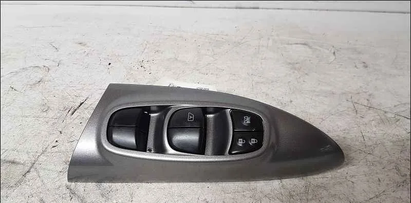 Commande lève-glace porte avant gauche NISSAN JUKE occasion