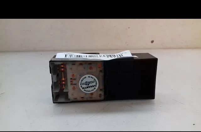 Commande lève-glace porte avant gauche Nissan MICRA III (K12) 1.5 dci (2003-2010) occasion