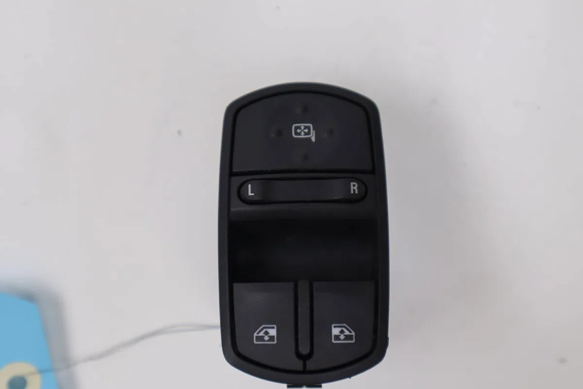 Commande lève-glace porte avant gauche Opel CORSA E (X15) 1.3 cdti (08, 68) (2014) occasion
