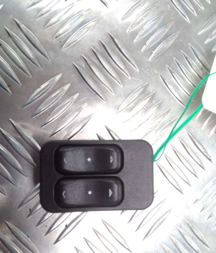 Commande lève-glace porte avant gauche Opel MERIVA A Monospace (X03) 1.4 16v twinport (e75) (2004-2010) occasion