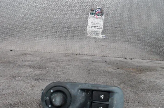 Commande lève-glace porte avant gauche Opel VIVARO A Fourgon (X83) 2.0 cdti (f7) (2006-2014) occasion — photo 2