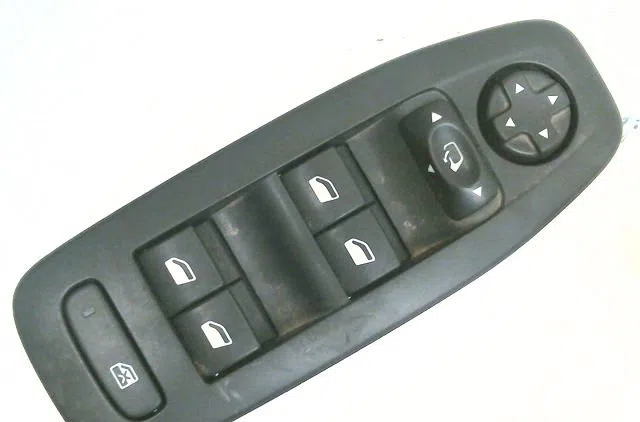 Commande lève-glace porte avant gauche PEUGEOT 2008 1.5 BLUEHDI 100 S&S ALLURE occasion